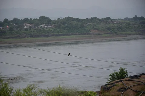 नर्मदा नदी के पानी में कैल्शियम की मात्रा तय मानक से 50 फीसदी से अधिक पाई गई है। फोटो: राकेश मालवीय