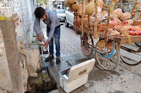 देहरादून में पानी के नमूने लेते स्पैक्स के कार्यकर्ता। फोटो: त्रिलोचन भट्ट
