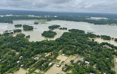 असम में बाढ़ का हवाई दृश्य। फोटो: ट्विटर @IAF_MCC