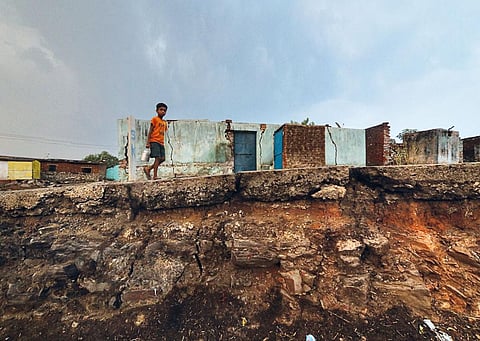 झारखंड में गोपीनाथपुर पहाड़ी बस्ती। यह देश में कोयला खानों के कर्मचारियों के लिए कुछ पुनर्वास कॉलोनियों में से एक है। बस्ती धधकती भूमिगत आग के ऊपर बसी है जो कोयले के भंडार से पोषित होती है और इसे बुझाया नहीं जा सकता (फोटो: विकास चौधरी)