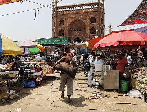 जामा मस्जिद के गेट नंबर दो के बाहर पानी पहुंचाने जाते रफीक (सभी फोटो: विकास चौधरी)