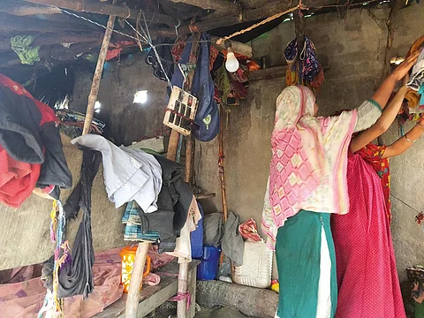 पश्चिम बंगाल के सुंदरवन क्षेत्र नेपिछले एक दशक में पांच गंभीर चक्रवात देखें हैं। तबाही और भूख से बचने के लिए छटपटा रहे लोग तस्करों के आसान शिकार हैं (फोटो: तरण देओल)