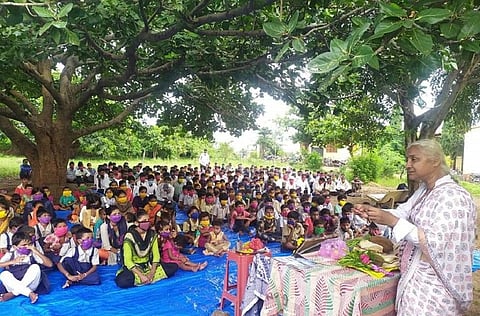 आदिवासी बच्चों के लिए चल रही जीवनशाला को संबोधित करती मेधा पाटकर। फोटो: एनबीए