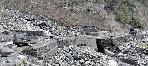 हिमाचल प्रदेश के लाहौल-स्पीति जिले में बादल फटने के बाद अवरूद्ध हुआ सड़क मार्ग। फोटो: रोहित पराशर