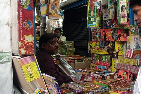 भीड़भाड़ वाले इलाकों में नहीं चला सकते पटाखा व्यवसाय, कर्नाटक उच्च न्यायलय ने अनुमति देने से किया इंकार