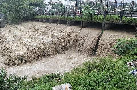 उत्तराखंड के देहरादून शहर के बीचोबीच बह रही रिस्पना नदी उफान पर। फोटो: त्रिलोचन भट्ट