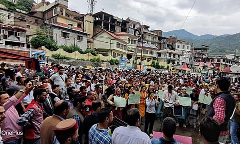 सेब के उचित दाम न मिलने से नाराज हिमाचल प्रदेश में आंदोलनरत सेब उत्पादक। फोटो: रोहित पराशर