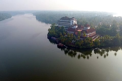 अष्टमुडी-वंबनाड वेटलैंड में प्रदूषण रोकने के लिए अधिकारियों ने नहीं की जरुरी कार्रवाई