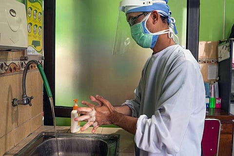 दुनिया की 51 फीसदी स्वास्थ्य केंद्रों में पानी, साबुन जैसी बुनियादी सुविधाओं की कमी, कैसे रुकेगा संक्रमण