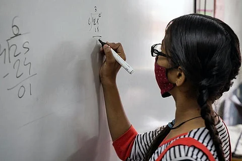 भेदभाव और दकियानूसी सोच के चलते गणित में लड़कों से पिछड़ रही हैं लड़कियां