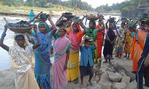 छत्तीसगढ़ के कई गांव से ग्रामीण अपने-अपने क्षेत्र से कोयला खोदकर तगाड़ी में लेकर सत्याग्रह स्थल पर पहुंचे। फोटो: राजेश त्रिपाठी