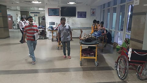 Emergency ward at Safdarjung hospital on Diwali night (October 24, 2022). Photo: Zumbish