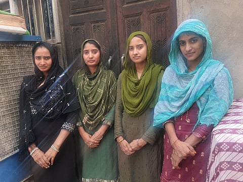 मेवात (नूंह) जिले के गांव खेड़ला की चार बहनों में से दो बहनें पंचायत चुनाव में भाग्य आजमा रही हैं। फोटो: राजू सजवान