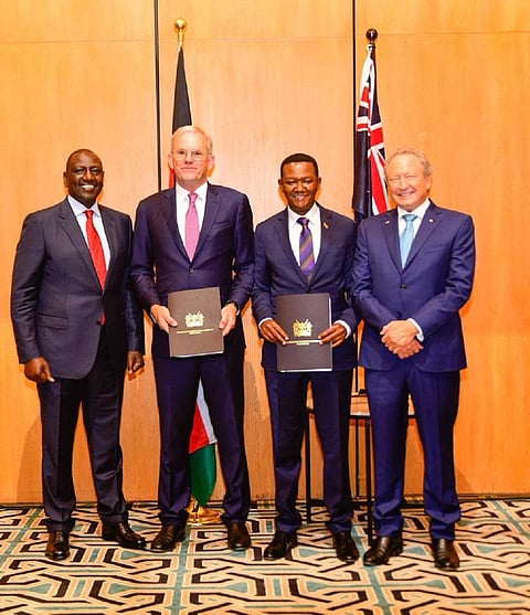 (L-R) Kenya President William Ruto, FFI CEO Mark Hutchinson, Kenya Foreign Affairs Minister Alfred Mutua and FFI Executive Chairman Andrew Forrest display copies of the Framework Agreement at COP27 in Egypt. Photo: Presidential Communication Service