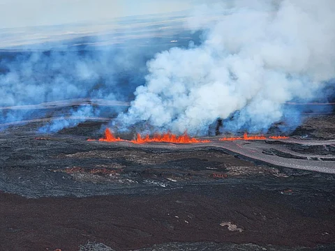 Magma fountains through a fissure on Mauna Loa, becoming lava, on Nov. 28, 2022. K. Lynn/USGS