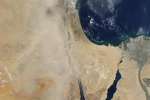 धूल भरी हवा में मिलकर हजारों किलोमीटर दूर पहुंच सकते हैं बैक्टीरिया: शोध