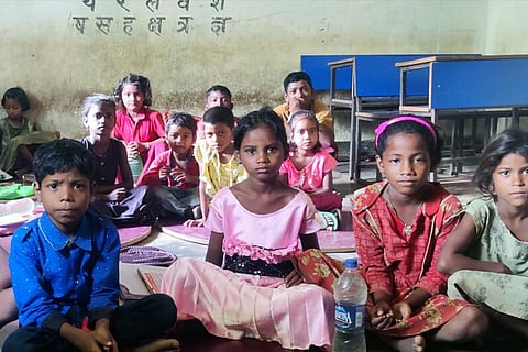 बिना शिक्षक कैसे पढेंगें बच्चे और कैसे बढ़ेगा भारत; फोटो: ज्ञान विज्ञान समिति झारखंड