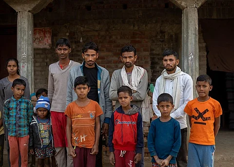 सुधीर और उनके भाइयों के परिवार का न तो अलग से राशन कार्ड बना है और न अलग राशन कार्ड बन रहा है। फोटो: विकास चौधरी
