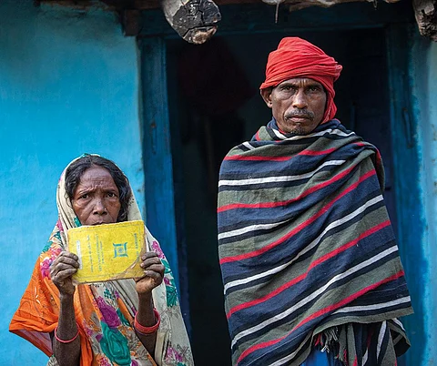 झारखंड के पलामू जिले की अनार देवी और उनके पति सीताराम भुइंया का राशन कार्ड रद्द कर दिया गया है और उन्हें आठ साल से सब्सिडी युक्त राशन नहीं मिल रहा है फाइल फोटो: (विकास चौधरी / सीएसई)