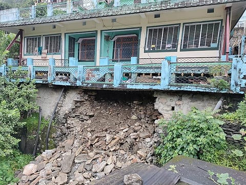 कर्णप्रयाग में भू धसांव से क्षतिग्रस्त एक घर। फोटो : संजय मैखुरी