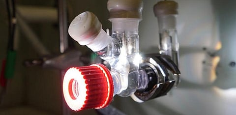 The researchers developed an integrated reactor with two separate compartments: One for plastic and one for greenhouse gases. Photo: University of Cambridge
