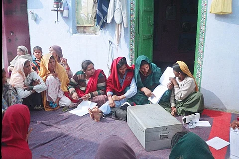 भारत में लगभग 1.2 करोड़ स्वयं सहायता समूह हैं, इनमें 88 प्रतिशत ऐसे समूह ऐसे हैं, जिनकी सभी सदस्य महिलाएं हैं। फोटो: सीएसई