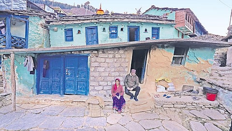 चमोली जिले के सुभाई गांव में दिसंबर के अंतिम सप्ताह से घरों मंे दरारें और भूधंसाव देखा जा रहा है