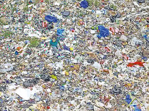 2060 तक प्लास्टिक कचरे के तीन गुना होने का अनुमान है। अनुमानित कचरे का दो-तिहाई हिस्सा पैकेजिंग, उपभोक्ता उत्पादों और वस्त्रों से बना होने की उम्मीद है (फोटो: विकास चौधरी)