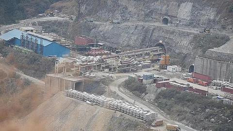 Construction of a tunnel near Haat village, Chamoli district, downhill from Joshimath, for the Vishnugad Pipalkoti hydroelectric project on the Alaknanda river in Uttarakhand (Photo: Sunny Gautam)