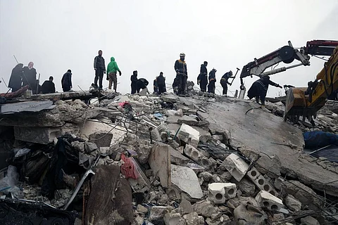 सीरियाई-तुर्की सीमा के पास, इदलिब के उत्तर में सरमादा में क्षतिग्रस्त इमारत के मलबे के बीच जीवित बचे लोगों को तलाशते बचावकर्मी; फोटो: अली हज सुलेमान/ यूनिसेफ