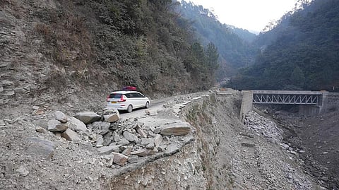 उत्तराखंड में चार धाम राजमार्ग परियोजना की वजह से भूस्खलन जैसी घटनाएं बढ़ी हैं। फोटो= सन्नी गौतम