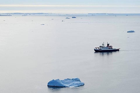 जनवरी 2023 में पश्चिम अंटार्कटिका के पोलरस्टर्न इलाके का बर्फ मुक्त बेलिंग्सहॉसन समुद्र। (फोटो: डेनिएला रोहनर्ट)