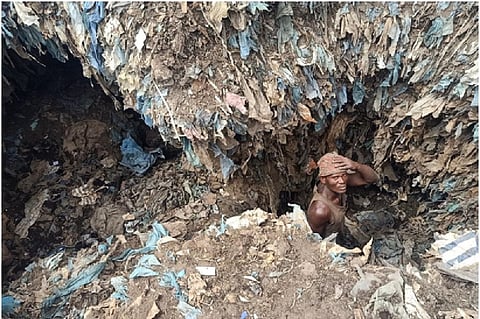 An informal worker excavating waste for recyclables and compost at Vingunguti dumpsite in Dar es Salaam, Tanzania. Photo: Richa Singh / CSE.