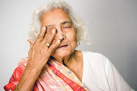 दर्द से परेशान एक वृद्ध महिला; फोटो: विक्रम रघुवंशी/ आईस्टॉक