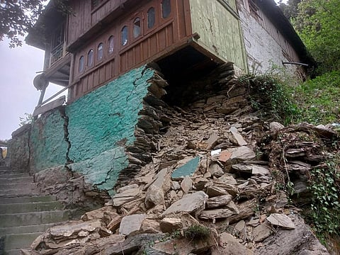 हिमाचल प्रदेश के जिला चंबा के कबायली क्षेत्र होली में भी भूधंसाव के कारण बड़ा हादसा हो सकता है। फोटो: अजीत कुमार