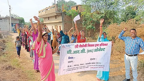 छत्तीसगढ़ के जांजगीर चाम्पा जिले में स्थित आमोदा गांव में एसएचजी द्वारा कुष्ठरोग के उन्मूलन के लिए जागरुकता रैली िनकाली गई ( फोटो: मनोज नाग)