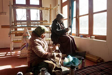 लद्दाख में लूम्स ऑफ लद्दाख स्वयं सहायता समूह के अंतर्गत 400 महिलाएं काम करती हैं और 52 किलो प्रति माह पश्मीना की खपत पहुंच गई है (फोटो सौजन्य: लूम्स ऑफ लद्दाख)