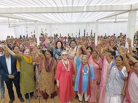 सेवा के पचास साल पूरा होने के अवसर पर अमेरिका की पूर्व विदेश मंत्री हिलैरी क्लिंटन के साथ समूह की महिलाएं (फोटो सौजन्य: सेवा स्वयं सहायता समूह)