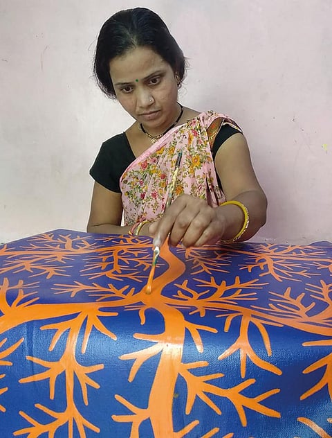 जंगल के घरों की दीवारों से निकल कर शहरी कद्रदानों की बैठकी तक पहुंच गई है भील चित्रकारी