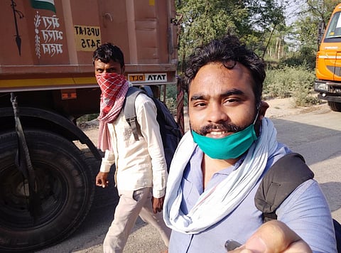 The author, Vivek Mishra, on the right walking with migrant workers during the first wave of the COVID pandemic. Photo: Vivek Mishra / CSE