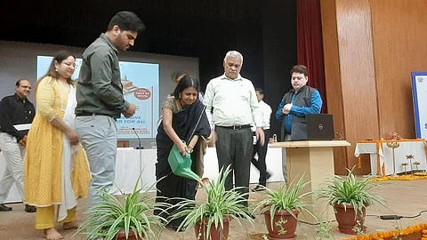 लखनऊ में विश्व जल दिवस के मौके पर आयोजित एक राष्ट्रीय कार्यशाला में उत्तर प्रदेश सरकार में मुख्य सचिव दुर्गा शंकर मिश्रा एवं सेंटर फॉर साइंस एंड एनवायरमेंट की महानिदेशक सुनीता नारायण।
