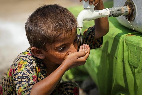 पाकिस्तान के लरकाना में यूनिसेफ द्वारा स्थापित वॉटरपॉइंट से पानी पीता पांच वर्षीय नाहिद; फोटो: असद जैदी/ यूनिसेफ