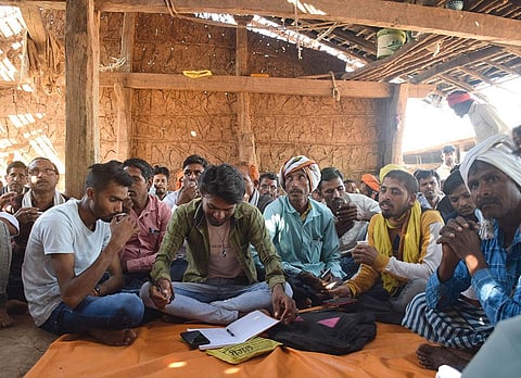 एमपी वनमित्र वेब पोर्टल पर गैर-लाभकारी जागृत आदिवासी दलित संगठन द्वारा आयोजित एक सत्र में चैनपुरा गांव के निवासी (फोटो: शुचिता झा / सीएसई)