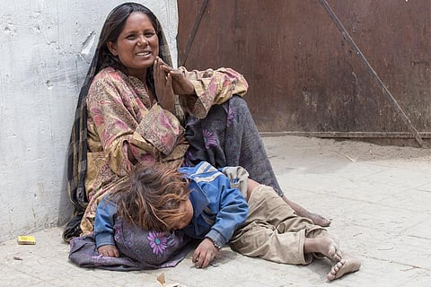 गरीबी से तंग महिला; फोटो: आईस्टॉक