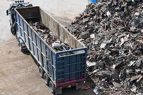 औद्योगिक क्षेत्र में मेटल स्क्रैप से भरा ट्रक; फोटो: आईस्टॉक