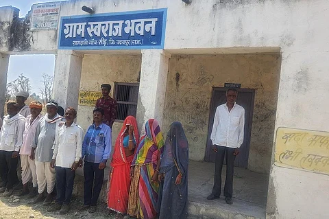 राजस्थान के ग्रामदानी गांव सीड़ में बना ग्राम स्वराज भवन, जहां ग्रामीण इकट्ठा होकर फैसले लिए करते हैं। फोटो: राजू सजवान