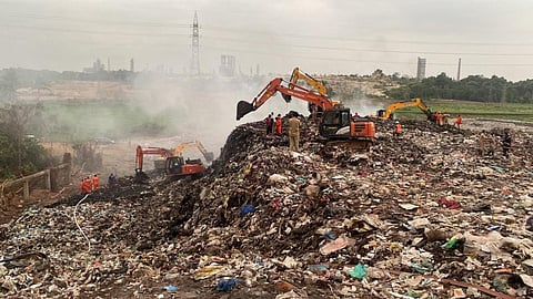 The uncontrollable blaze at Brahmapuram dumpsite i Kochi lasted more than two weeks in March. Photo: Collector, Ernakulam / Facebook