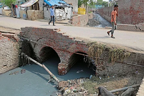 गंगा में अब भी बड़े पैमाने पर अनुपचारित सीवेज सीधे डाला जा रहा है जो इसके प्रदूषण का बहुत बड़ा कारण है (फोटो: विकास चौधरी)