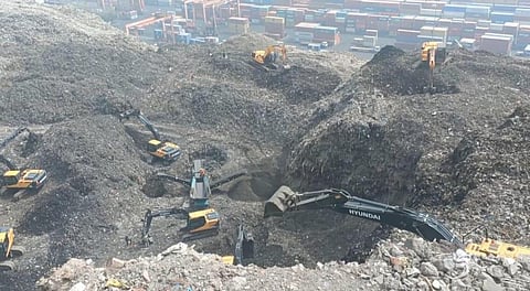 Legacy waste treatment and sorting at Okhla dumpsite. Photo: Richa Singh / CSE