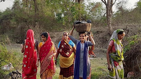 Women in Jahajtand village of Jharkhand do not care about their lives as they grab the larger and superior pieces of stones. Varsha Singh.